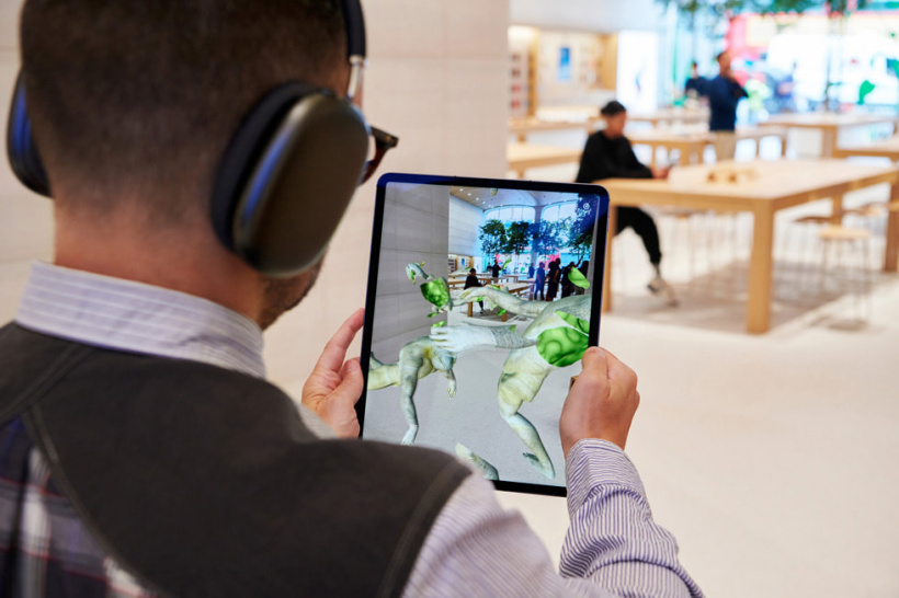 一名手持 iPad Pro 的用户正在探索“United Visions”增强现实 app。