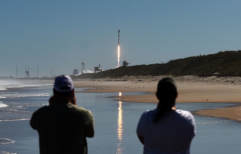 SpaceX发射星链互联网卫星