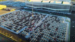 特斯拉中国出口量再创新高，上万辆 Model 3 / Y 在上海等待装船