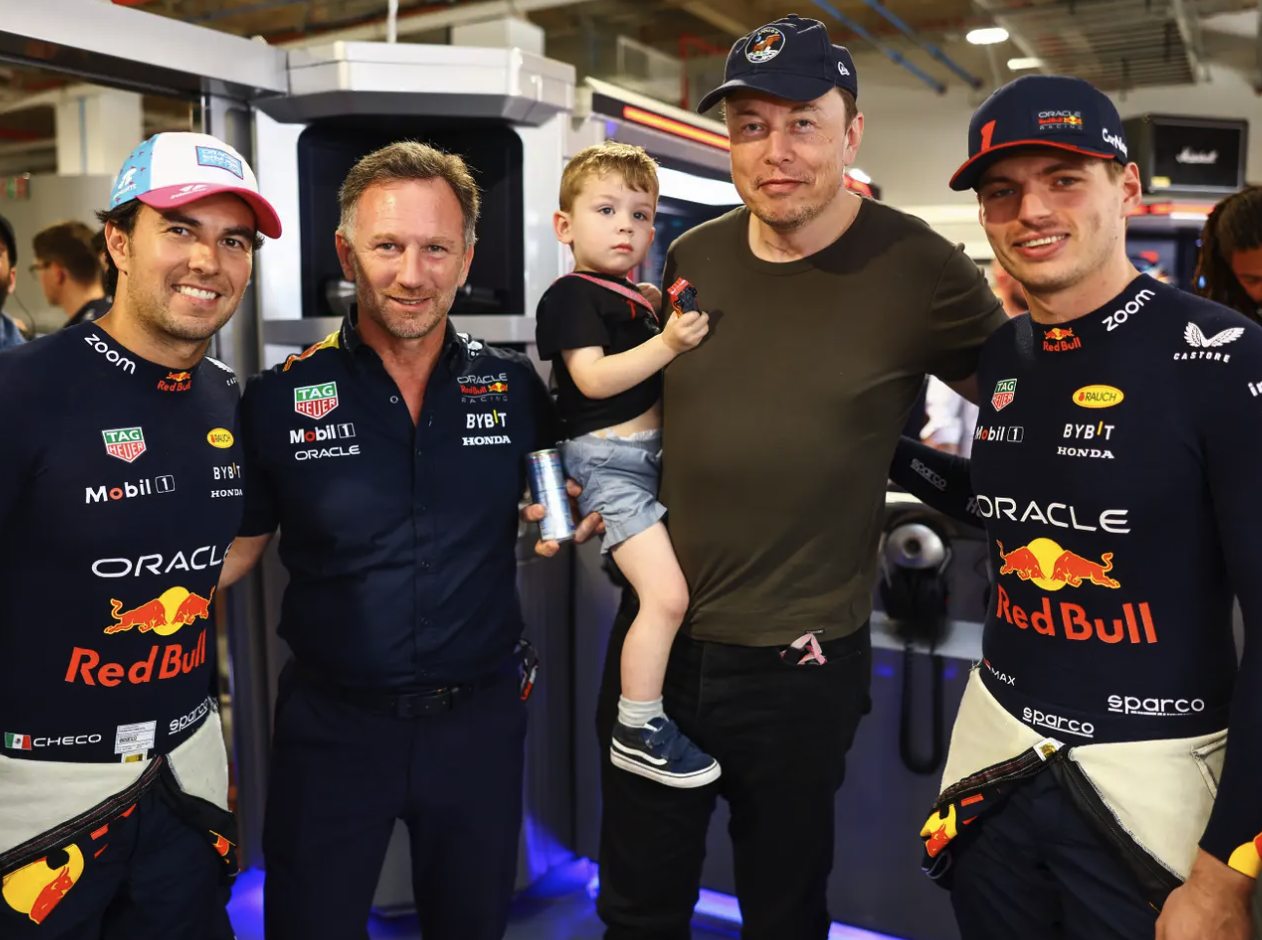 马斯克与红牛车队合影