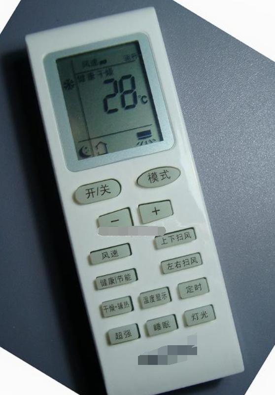 我们可以打开空调的除湿模式,并且打开吹风,对整个室内进行除湿,如果