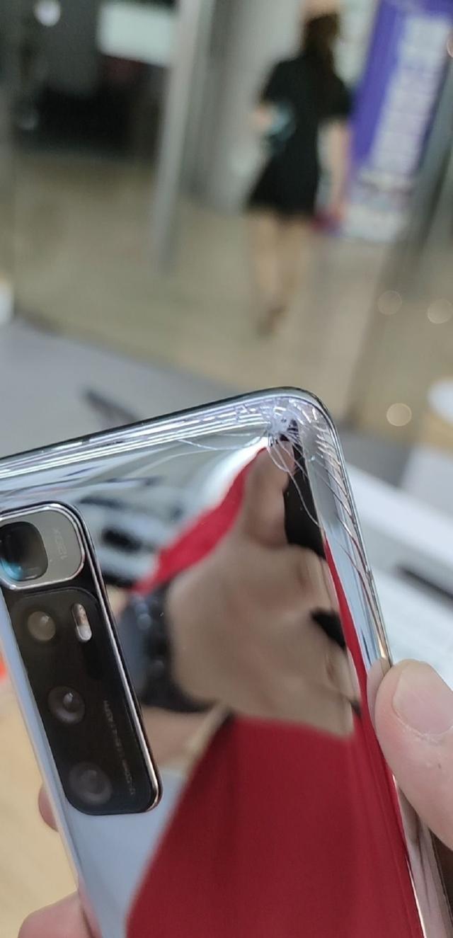 小米10至尊纪念版首碎网友这么漂亮的手机摔碎了太心疼